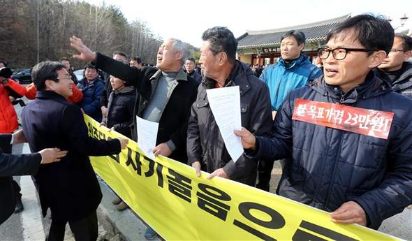 <b>강력 항의</b> 전국농민회 광주전남연맹 소속 농민들이 2일 오후 광주 북구 운정동 국립 5·18민주묘지 앞에서 “민주당이 새누리당과 야합해 쌀 목표가격을 결정했다”며 민주당 규탄 기자회견을 열다 강기정 민주당 의원이 인사를 하러 오자 강하게 항의하고 있다. 농민들은 김한길 민주당 대표 사퇴를 요구하기도 했다.  광주/연합뉴스