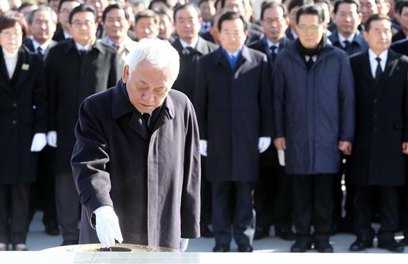 민주당 김한길 대표가 주요 당직자·의원들과 함께 2일 오후 광주 북구 운정동 국립 5·18 민주묘지를 찾아 향을 사르고 있다. 광주/연합뉴스