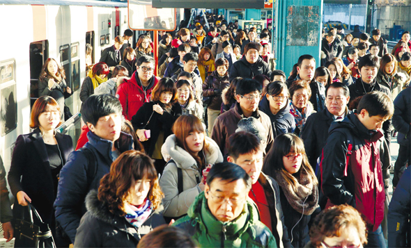 2014년 새해 첫 출근일인 2일 오전 서울 구로구 신도림동 신도림역에서 시민들이 발걸음을 서두르고 있다. 박종식 기자 anaki@hani.co.kr