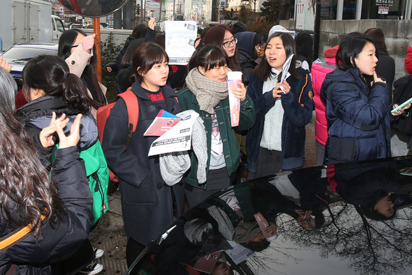 창문여고의 교학사 교과서 채택 철회를 요구하는 강북지역 시민 모임과 서울교육단체협의회 회원들이 3일 오전 서울 강북구 미아동 창문여자고등학교 앞에서 연 친일 독재미화 교학사 교과서 선정 철회 기자회견을 지켜보던 학생들이 철회 소식을 듣고 기뻐하고 있다. 이정아 기자 leej@hani.co.kr