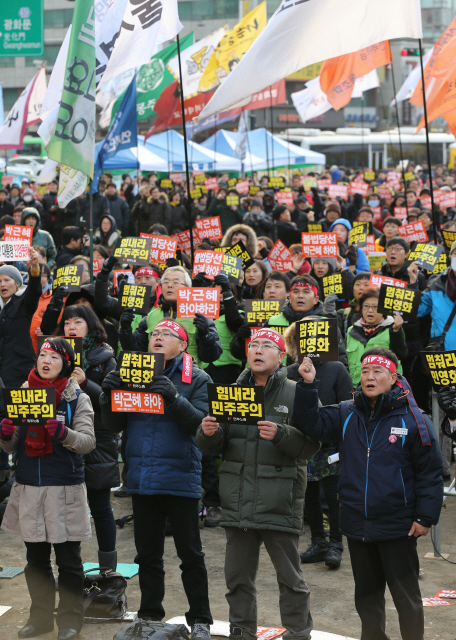 ‘박근혜 퇴진, 민영화 저지, 노동탄압 분쇄’ 등을 요구하며 4일 오후 서울시청 앞 광장에서 열린 민주노총 결의대회에서 참석자들이 뮤지컬 <레 미제라블> 삽입곡인 ‘민중의 노래가 들리는가’를 함께 부르고 있다. 이종근 기자 root2@hani.co.kr