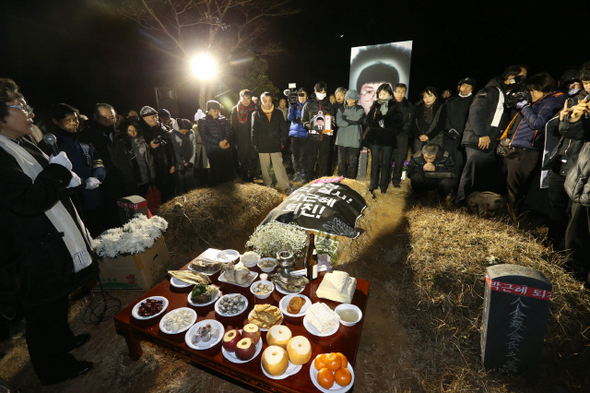 4일 저녁 광주 망월동 민주묘역에서 열린 고 이남종씨의 안장식에서 참석자들이 고인의 넋을 위로하고 있다. 이씨는 국가정보원의 대선개입 사건에 대한 특별검사제 실시와 박근혜 대통령의 퇴진을 요구하며 스스로 몸에 불을 질러 숨졌다. 광주/김봉규 선임기자 bong9@hani.co.kr