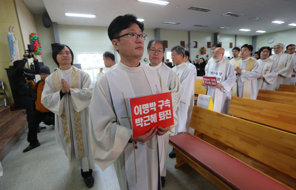 천주교 수원교구 공동선실현사제연대와 정의구현사제단 수원교구 신부들이 6일 오후 박근혜 대통령 퇴진과 민주주의 회복을 촉구하는 새해 첫 시국미사를 올리려고 경기도 화성시 기산성당에 들어서고 있다. 화성/김태형 기자 <A href="mailto:xogud555@hani.co.kr">xogud555@hani.co.kr</A>