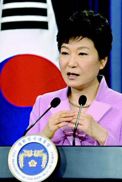 박근혜 대통령이 6일 오전 청와대 춘추관에서 취임 뒤 첫 신년 기자회견을 열어 북한에 설 이산가족 상봉 제안 등 신년 구상을 밝히고 있다. 청와대사진기자단