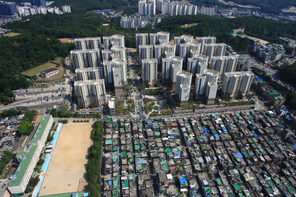 2014년 대학생 전세임대주택 3000가구의 입주자 모집이 시작됐다. 최근 대학가 전월세난이 심각해 입주 신청자가 대거 몰릴 것으로 예상된다. 경기도 성남시 중앙동 주택단지.   <한겨레> 자료사진
