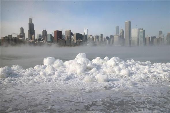 미국과 캐나다 등 북미 지역에 ‘극소용돌이’(polar vortex)로 인한 이상 한파가 몰려온 가운데, 6일(현지시각) 미국 미시간 호수에 얼음이 쌓여 있다. 호수 저편에서, 체감기온이 영하 50℃ 수준으로 내려간 대도시 시카고의 빌딩 숲이 한기를 내뿜고 있다. 시카고/AFP 연합뉴스