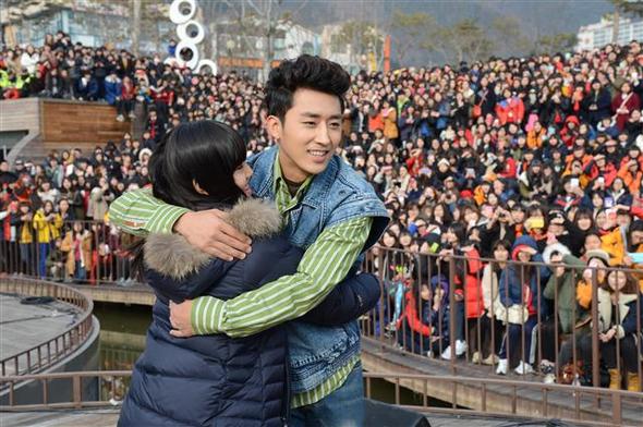 드라마 ‘응답하라 1994’의 전남 순천 출신 대학생 ‘해태’로 순천을 알린 배우 손호준씨가 7일 오전 순천시 조례호수공원에서 팬들과 만나 프리허그를 하고 있다. 공원에는 시민 3000여명이 몰렸다.    순천시 제공