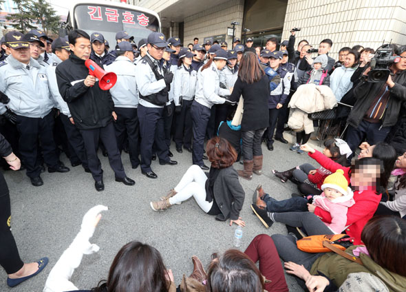 울산 어린이 학대 사망사건 공판이 열린 7일 울산지법에서 ‘하늘로 소풍간 아이를 위한 모임’ 회원들이 피고인 박아무개씨를 태운 호송차량이 법원을 빠져나가자 이를 막으려 앉아 있다. 지난해 10월 학교 소풍을 가고 싶다던 8살 여자아이가 아버지와 동거하던 박씨의 폭행에 숨진 ‘서현이 사건’이 알려진 이후 ‘하늘로 소풍간 아이를 위한 모임’이 만들어졌다. 울산/연합뉴스