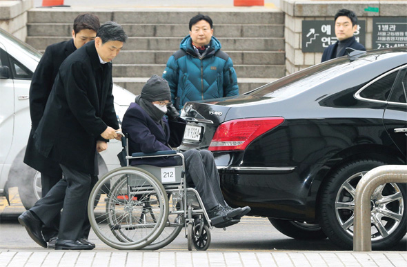 수천억원의 배임과 횡령 혐의로 재판을 받고 있는 이재현 씨제이(CJ)그룹 회장이 4차 공판에 참석하러 7일 오전 서울 서초동 서울중앙지법에 휠체어에 앉은 채 들어서고 있다. 이 회장은 지난해 8월 신장이식 수술을 받은 뒤 구속집행정지 상태에서 재판을 받고 있다. 김정효 기자 hyopd@hani.co.kr