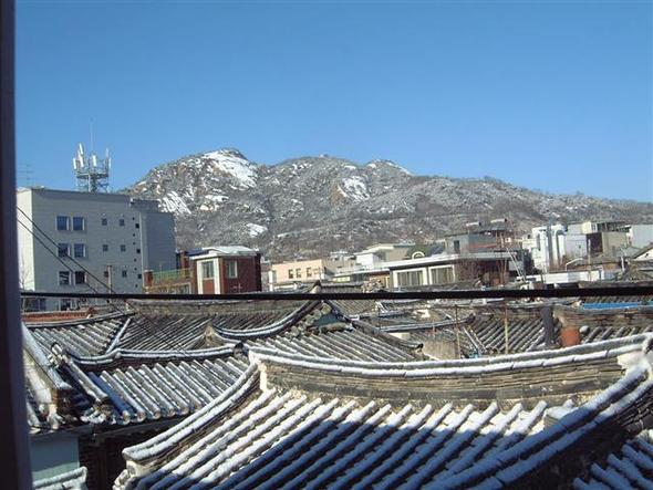 서울 통의동 이층 양옥집 화장실과 인왕산이 보이는 전경.