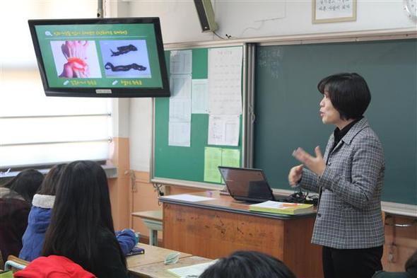 2013년 12월 서울 강북구의 한 중학교 3학년 교실에서 아이윌센터 강사가 학생들에게 인터넷 게임을 48시간 동안 하다가 혈전(핏덩어리)이 폐를 막아 사망한 20대 청년의 사례를 혈전을 찍은 사진과 함께 소개하고 있다.