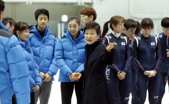 박근혜 대통령이 소치올림픽 개막을 한달 앞둔 8일 서울 태릉선수촌을 찾아 김연아 선수 등 국가대표 선수와 지도자들을 격려하며 이야기를 나누고 있다. 청와대사진기자단