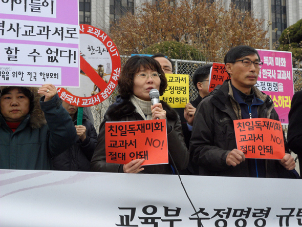 박범이 ‘참교육을 위한 전국학부모회’ 회장이 지난해 12월2일 서울 광화문 정부서울청사 앞에서 교육부의 역사 교과서 수정명령을 규탄하며 기자회견을 하고 있다. 참교육학부모회 제공