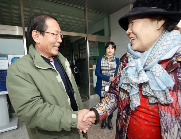 8일 경북 청송군 청송여고에서 위안부 피해자 이용수 할머니가 교학사 한국사 교과서 채택 재논의를 약속한 박지학 교장과 악수를 하며 교정을 나서고 있다. 청송/연합뉴스