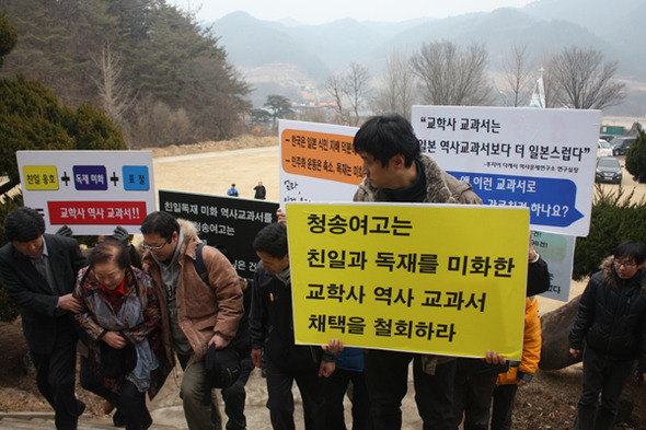 8일 오후 위안부 피해자인 이용수(85) 할머니가 정신대할머니와함께하는시민모임 이권희(34) 조직국장과 함께 경북 청송여고 본관 돌계단을 오르고 있다. 김일우 기자 cooly@hani.co