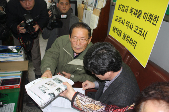 8일 오후 경북 청송여고 교장실에서 최형석 전교조 경북지부 청송회장(오른쪽)이 박지학 교장에서 교학사 한국사 교과서를 보여주며 틀린 부분을 지적하고 있다. 김일우 기자 cooly@hani.co.kr