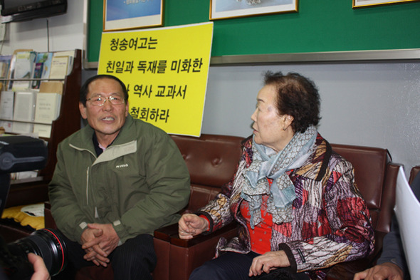 8일 오후 경북 청송여고 교장실에서 박지학 교장이 위안부 피해자인 이용수(85) 할머니와 대화를 하고 있다. 김일우 기자 cooly@hani.co.kr