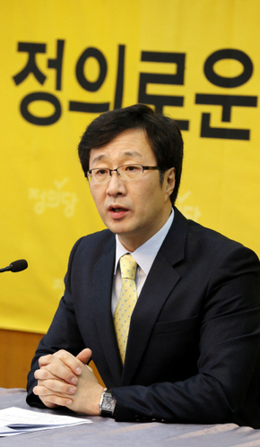천호선 정의당 대표가 9일 오전 국회에서 연 신년 기자회견에서 “국민의 삶을 바꾸려면 정치세력을 교체해야 한다”며 “수명을 다한 양당 독점체제를 이제는 무너뜨려야 한다”고 말하고 있다.
김경호 기자 jijae@hani.co.kr