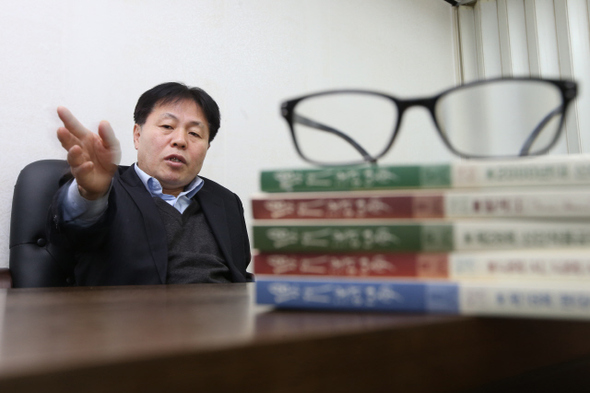 45년 역사를 지닌 시 전문 월간지 <현대시학>의 제3대 주간을 맡은 이재무 시인은 “<현대시학>이 학연과 지연 등 어떤 연줄에도 휘둘리지 않는 공정하고 권위있는 잡지가 되도록 노력하겠다”고 말했다. 이정아 기자 leej@hani.co.kr