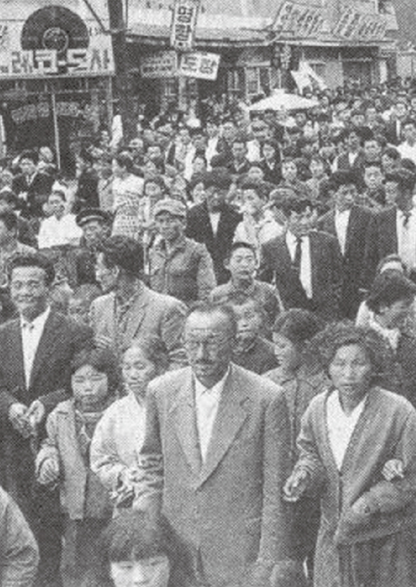 1960년 4월11일 ‘3·15 부정선거’에 항의하는 시위에 참가했던 고교생 김주열이 눈에 최루탄이 박힌 채 주검으로 발견되면서 ‘제2 마산의거’가 일어났다. 그날 오후 고교생과 수만명의 마산 시민들이 몰려나와 거리행진을 하고 있는 모습. <한겨레> 자료사진