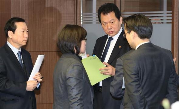 서남수 교육부 장관(오른쪽 둘째)이 13일 오전 서울 여의도 국회 의원회관에서 열린 역사교과서 논란 후속대책당정협의에서 직원들과 대화를 하고 있다. 뉴스1