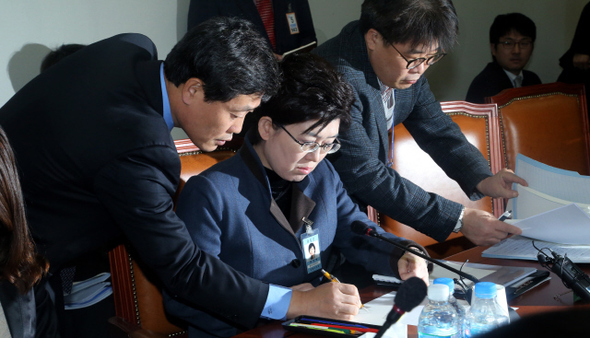 최연혜 한국철도공사 사장(왼쪽 둘째)이 13일 오후 국회에서 열린 국토교통위원회 산하 철도산업발전소위원회에 참석해 직원들과 자료를 검토하고 있다. 김경호 기자 jijae@hani.co.kr