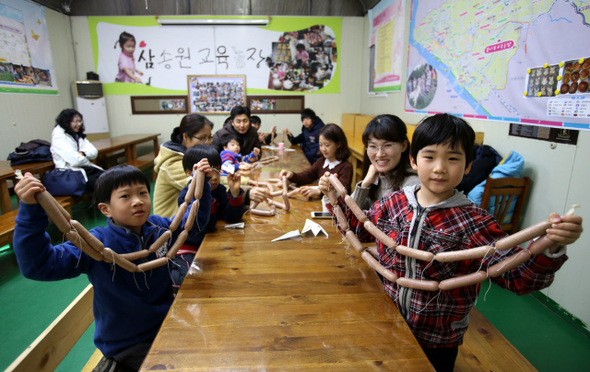지난 10일 경기도 고양시 덕양구 동산동 꿈팜농장에서 열린 지혜공유협동조합의 수제 소시지 만들기 체험 프로그램에서 어린이들이 직접 만든 소시지를 들어 보이고 있다.