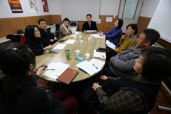 지혜공유협동조합 운영위원들이 지난 8일 경기도 고양시 일산동구 백석동 두레치과의원 아트홀에서 회의를 열고 있다.
