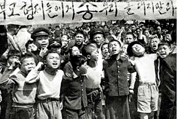 1960년 ‘4·18 고대생 습격사건’ 이후 십대 중학생들까지 뛰쳐나와 ‘부모 형제들에게 총부리를 대지 마라’고 외칠 정도로 민심이 돌아서자 4월26일 결국 이승만 대통령은 ‘하야 선언’을 발표하고 하와이 망명길에 올랐다. 필자(성유보)는 ‘4·19혁명’을 세계적으로 보기 드문 성공한 민중혁명이라고 평가한다. <한겨레> 자료사진