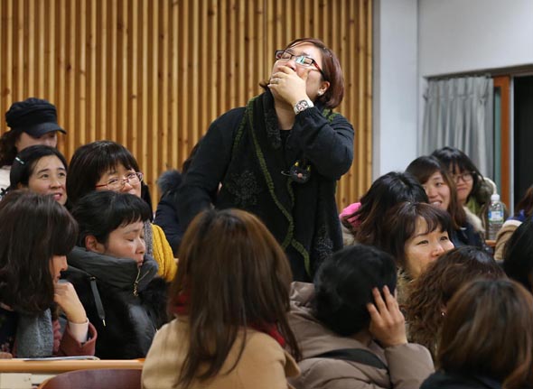 전교조 경기지부 유치원위원회 출범식이 15일 오후 경기도 오산시 한신대학교 60주년기념관에서 열린 가운데 한 유치원 교사가 일어나 열악한 근무 환경에 대해 말하며 눈물을 흘리고 있다. 이종근 기자 root2@hani.co.kr