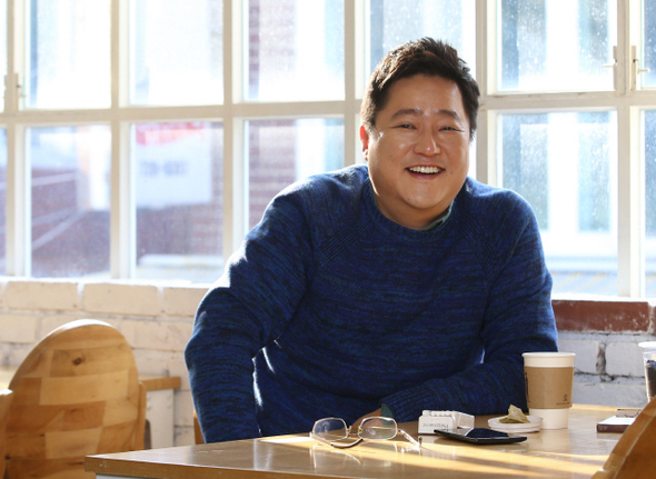 악역 전문에서 처음으로 선한 역을 맡은 곽도원은 <남자가 사랑할 때>의 희망 관객수를 묻자 “한 500만명!”이라고 말했다. 그러고는 “<변호인>이 1000만명 돌파를 눈앞에 두니 제가 간이 부어 몇 백만 관객을 쉽게 생각하나요?”라며 큰 소리로 웃었다. 이정아 기자 leej@hani.co.kr
