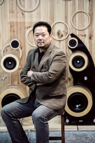 <문화방송> 해직기자인 박성제 피에스제이(PSJ)디자인 대표가 손수 디자인하고 만든 ‘쿠르베’ 스피커 앞에 앉았다. 오계옥 <씨네21> 기자 klara@cine21.com