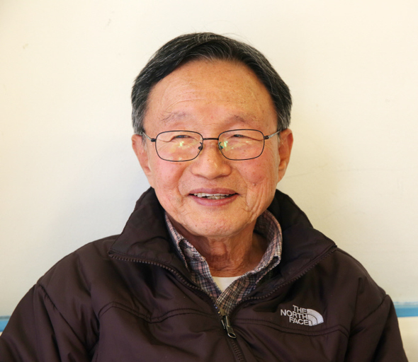 팔순을 맞아 열한번째 신작 시집 <사진관집 이층>을 낸 신경림 시인. “눈이 어두워지고 귀가 멀어져/ 오히려 세상의 모든 것이 더 아름다웠다”(<다시 느티나무가>)고 썼다.  류우종 기자 <A href="mailto:wjryu@hani.co.kr">wjryu@hani.co.kr</A>
