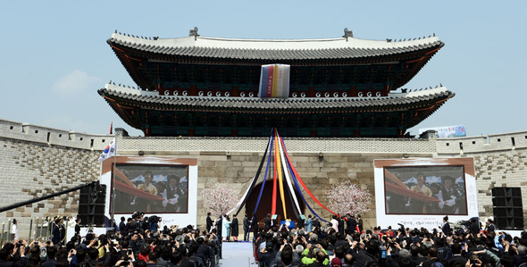 2013년 5월4일 열린 숭례문 복구 기념식에서 참석자들이 현판 제막을 하고 있다. 2013. 5. 4 / 청와대사진기자단