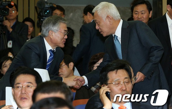 지난해 12월2일 서울 여의도 국회에서 열린 민주당 의원총회에서 악수를 하고 있는 김한길 대표(오른쪽)와 문재인 의원. 2013.12.02 / 뉴스1