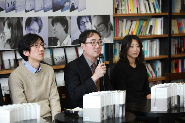문학평론가 황종연 동국대 교수(가운데)가 21일 문학동네 한국문학전집에 관해 설명하고 있다. 왼쪽은 문학평론가 신형철씨, 오른쪽은 문학평론가 신수정 명지대 교수다. 문학동네 제공