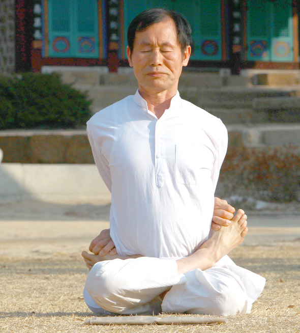 요가의 대중화에 힘쓰고 있는 정강주 한국요가문화협회 회장이 서울 북한산 진관사 경내에서 요가 동작을 보여주고 있다.