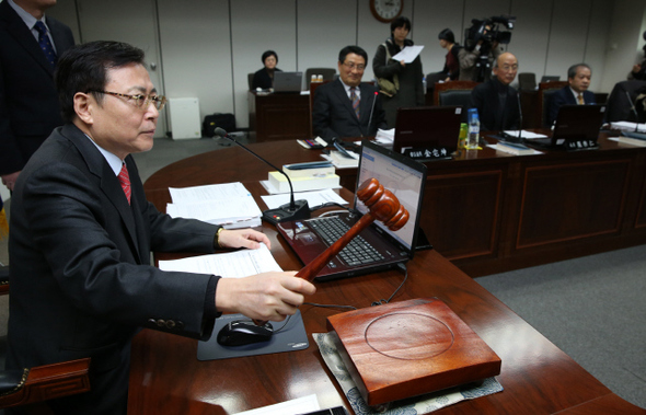 박만 방송통신심의위원회 위원장이 23일 오후 서울 목동 방송회관 대회의실에서 시비에스(CBS) <김현정의 뉴스쇼>등에 대한 징계 여부를 결정하는 전체회의를 주재하며 의사봉을 두드리고 있다. 강창광 기자 chang@hani.co.kr