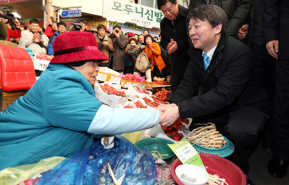 안철수 무소속 의원이 23일 오후 전남 목포시 동부시장을 찾아 상인과 인사를 하고 있다. 2014.1.23 / 목포=연합뉴스