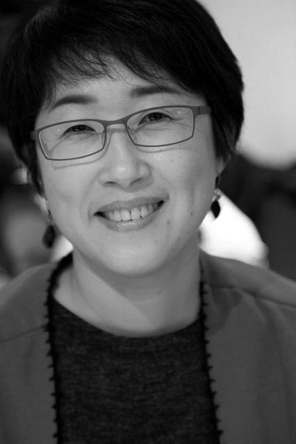 일곱번째 시집 <말들이 돌아오는 시간>을 낸 나희덕 시인. “어떤 상실의 경험은 시가 되는 것을 끈질기게 거부한다. 그러나 애도의 되새김질 역시 끈질긴 것이 어서 몇 편의 시가 눈앞에 부려져 있곤 했다”(‘자서’)고 썼다. 문학과지성사 제공