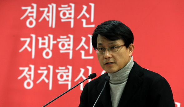 윤상현 새누리당 원내수석부대표가 26일 오후 서울 여의도 새누리당사에서 공직선거법 개정안 등 현안에 대해 당의 입장을 설명하고 있다. 김경호 기자