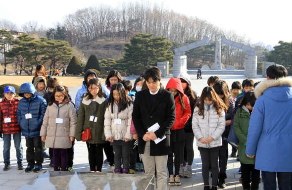 지난 18일 서울 강북구에 위치한 국립4ㆍ19민주묘지 기념탑 앞에서 티처투어에 참가한 교사와 학생들이 묵념을 하고 있다. 곽윤섭 선임기자 kwak1027@hani.co.kr