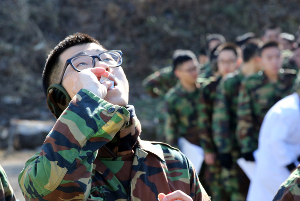 27일 오전 AI 살처분 작업에 투입되는 31사단 96연대 군장병 150여명이 타미플루를 받아 복용하고 있다.  2014.1.27. 연합뉴스