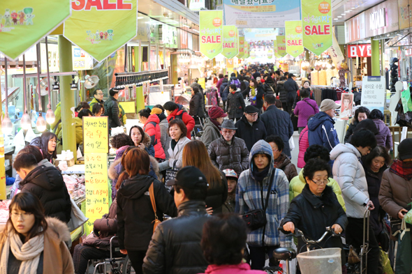 서울 마포구 망원시장이 28일 오후 제수용품을 사려는 시민들로 북적이고 있다. 망원시장은 서울시가 중재한 ‘상생 협약’에 따라 부근 기업형 슈퍼마켓(SSM)이 지난해 12월 문을 닫은 뒤 처음으로 설 대목을 맞았다. 시장 상인들은 “예전보다 매출도 올랐고, 젊은 사람들이 시장을 찾는 게 큰 변화”라고 말했다. 김봉규 선임기자