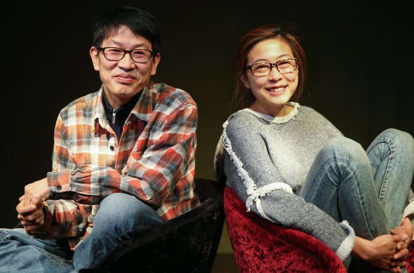 극단 골목길의 사제 연출가 박근형(왼쪽), 이은준씨가 연극 <동백아저씨>와 <소설처럼>을 한 무대에 올린다. 두 사람이 24일 서울 혜화동 극단 연습실에서 ‘사제동행’의 취지를 설명하면서 활짝 웃고 있다. 김정효 기자 hyopd@hani.co.kr