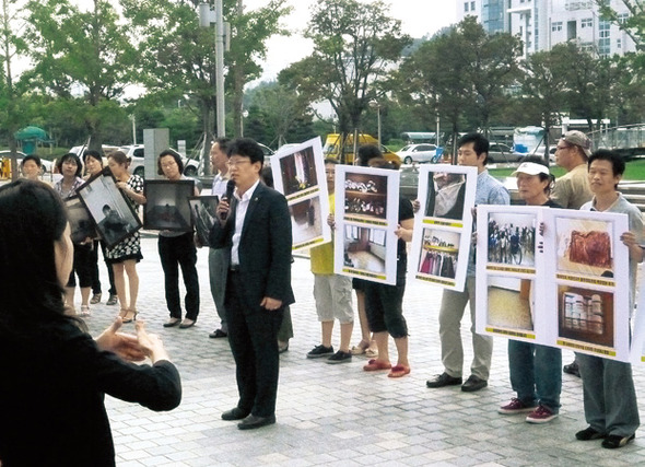 장애인을 시설에 가두는 것이 얼마나 잔인한 일인지는 익히 알려졌지만, 장애인 시설 문제는 여전히 해결되지 않은 채 남아 있다. 2011년 광주 지역 장애인단체들이 시설 장애인의 인권 보장을 촉구하는 기자회견을 하고 있다. 안관옥 기자