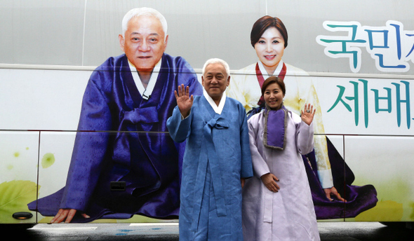 설 연휴 동안 지방 세배투어에 나섰던 김한길 민주당 대표가 2일 오전 서울로 돌아와 국회에서 기자간담회를 하기에 앞서 부인 최명길씨와 함께 버스에서 내려 인사하고 있다. 이정우 선임기자 woo@hani.co.kr