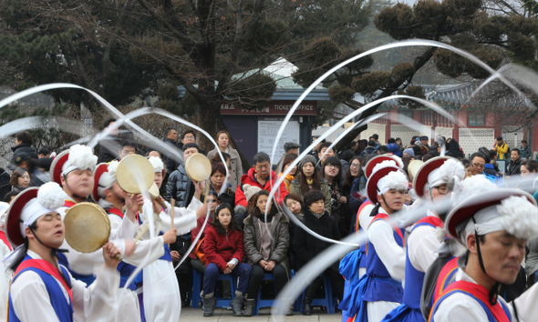 입춘(4일)을 이틀 앞둔 2일 오후 서울 종로구 삼청로 국립민속박물관 앞마당을 찾은 시민들이 ‘웃다리평택농악 판굿’을 지켜보며 즐기고 있다. 김봉규 선임기자 bong9@hani.co.kr