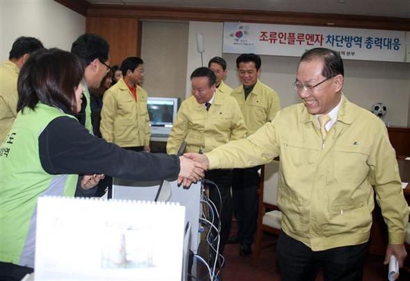 황우여 새누리당 대표가 설 연휴 마지막날인 2일 경기도 의정부시 신곡동 경기도청 북부청사에 마련된 조류독감(AI) 대책상황실을 찾아 근무자들과 인사를 나누고 있다. 의정부/연합뉴스