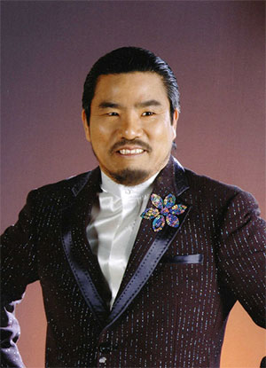 최상급 이미테이션 가수는 노래 실력은 기본이고 오리지날 가수의 창법, 제스처, 심지어 멘트와 무대 매너까지 닮기 위해 혹독한 세공 과정을 거쳐 ‘탄생‘한다. ‘오리지날과 똑같다’고 느끼게 하면서도 ‘오리지날이 아니다’라는 것까지 동시에 느끼게 해줘야 이미테이션을 보는 즐거움을 줄 수 있다. 고 너훈아씨의 생전 모습.
